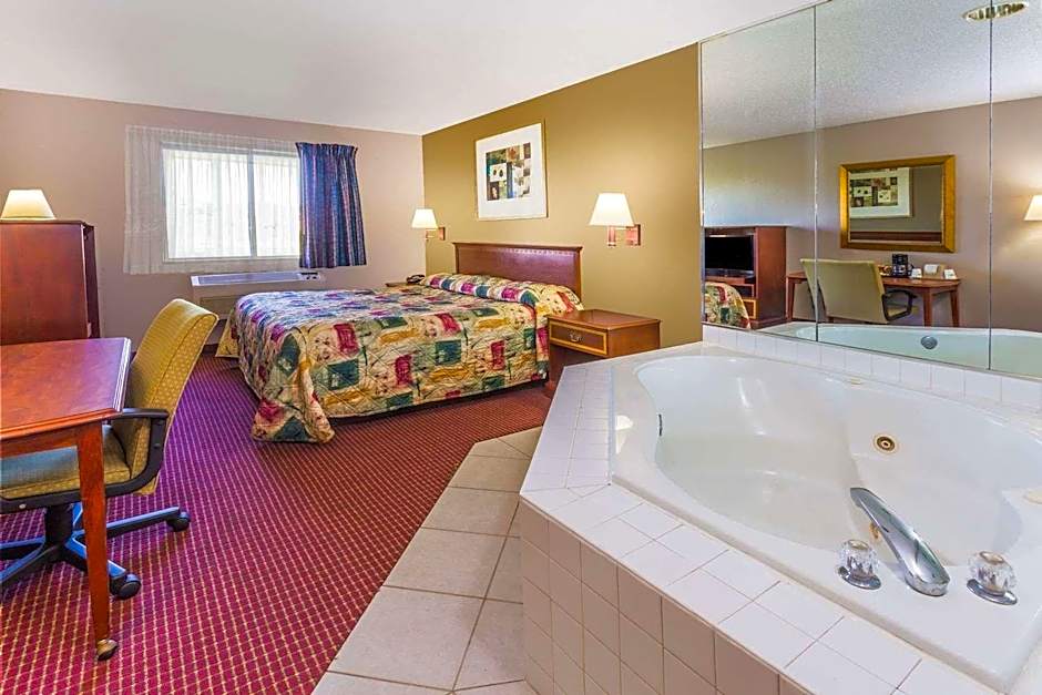 Super 8 by Wyndham Joliet I-55 N/Chicago