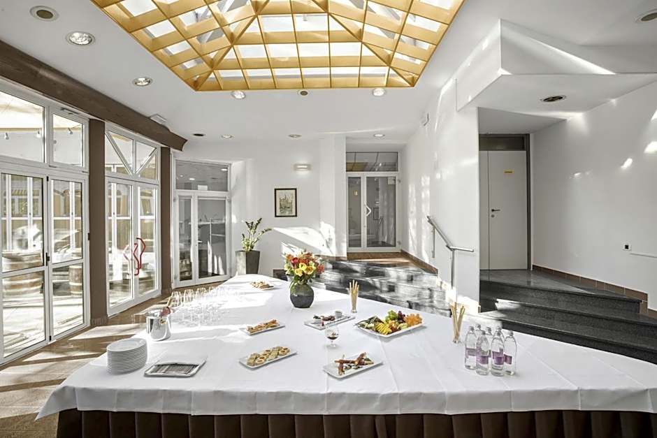 Lipa, Hotel & Bistro