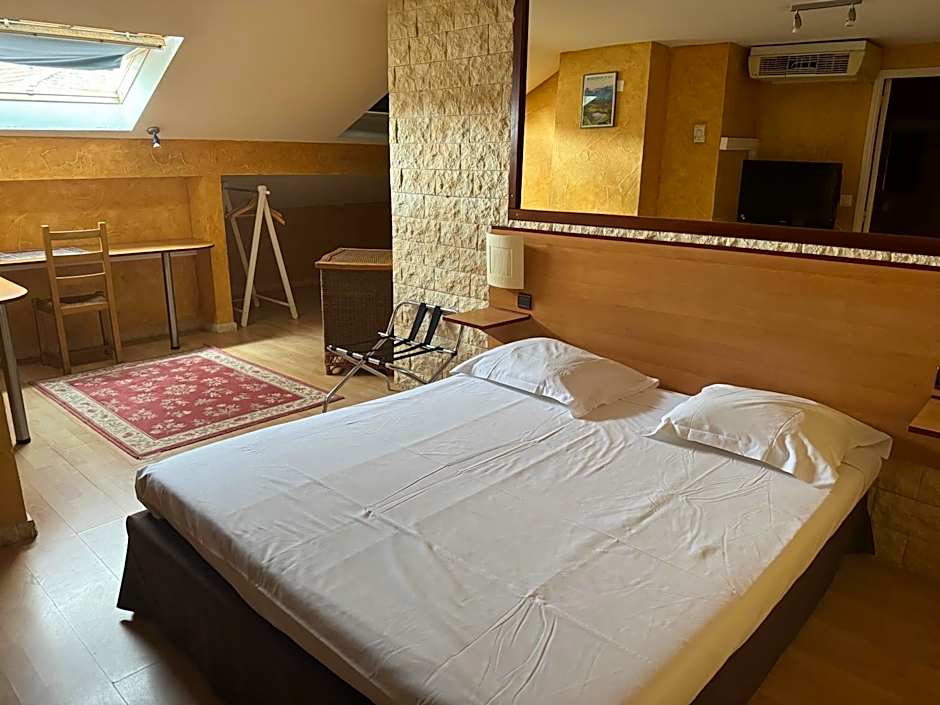 Hôtel Bosquet Pau Centre - Self Check In Budget Hotel