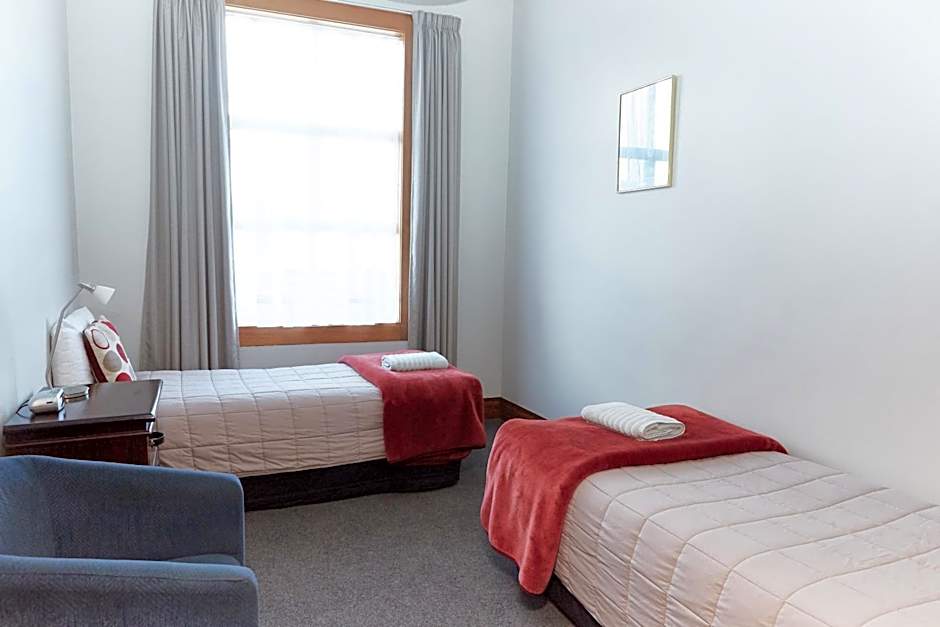 Admiral Court Motel & Apartments