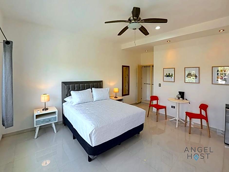 Commercial Zone Studios, Pool, BBQ and Beach 7 Blocks