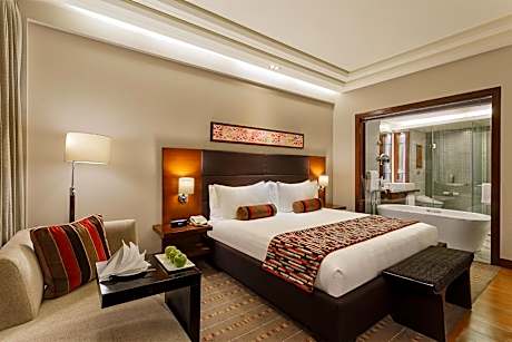 1 King Standard Pool View Lounge Access