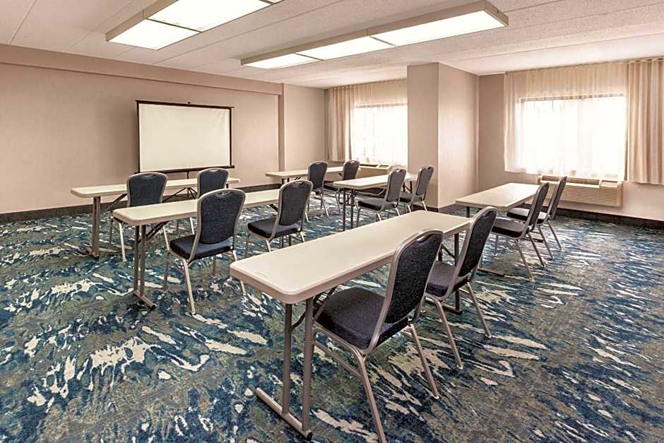 La Quinta Inn & Suites by Wyndham Philadelphia Airport
