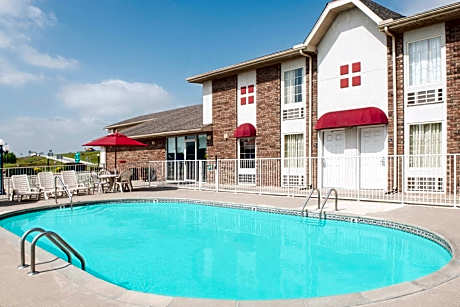 Boarders Inn and Suites by Cobblestone Lamar Missouri