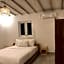 Spacious Studio Room Close to Cafe and Beach