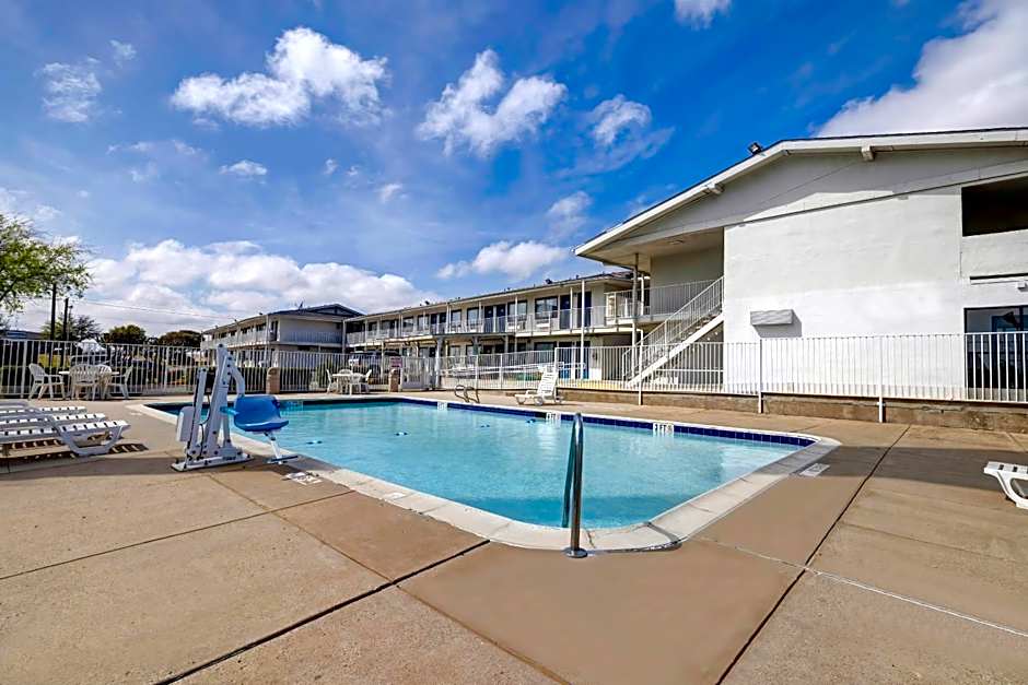 Motel 6 Denton, TX - UNT