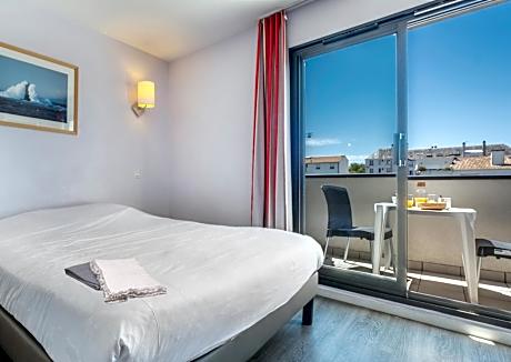 Studio with Sleeping Alcove (4 People)