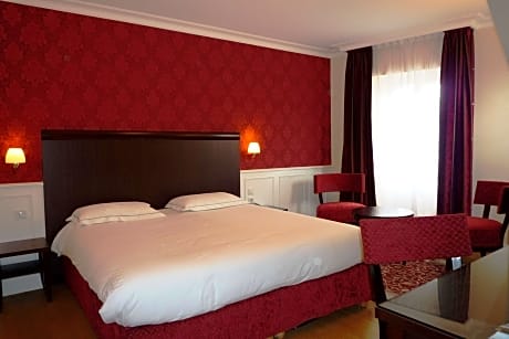 Suite-1 King Bed, Non-Smoking, Larger Room, Spacious Bathroom, 2 Separate Rooms, Double Sofabed