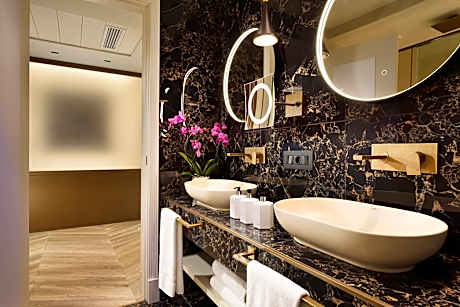 ONE BEDROOM SUITE JACUZZI WITH CITY VIEW 2 PAX