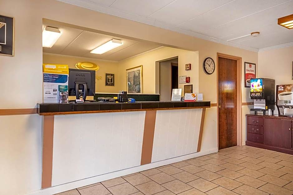 Econo Lodge Inn & Suites Windsor Locks Bradley Airport