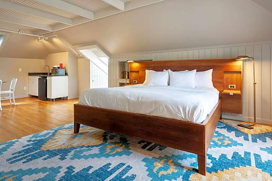 Oakhurst Inn at the University