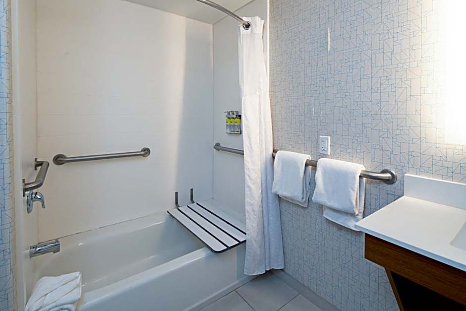 Holiday Inn Express Fresno South By IHG