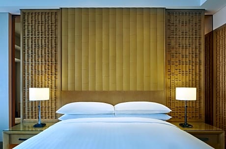 Executive Room, 1 King Bed, Smoking, Executive Level (City View)