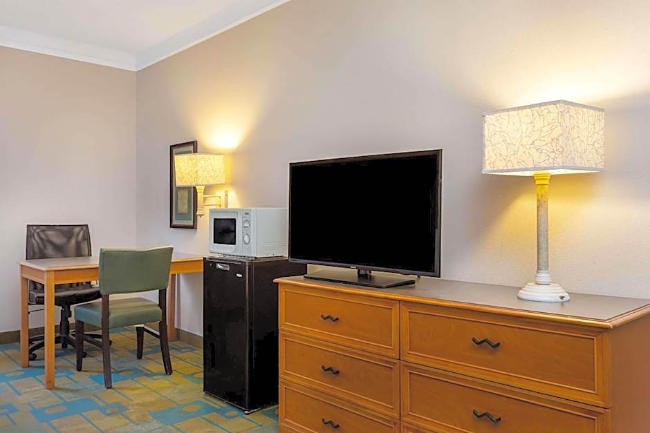 La Quinta Inn & Suites by Wyndham St. Pete-Clearwater Airport