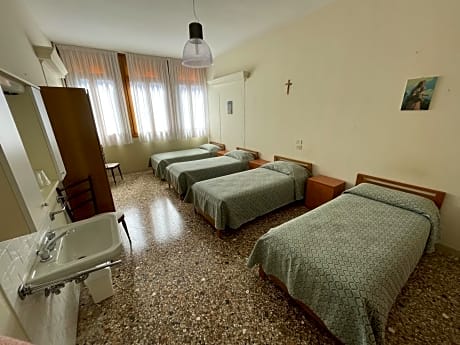 Quadruple Room with Private External Bathroom