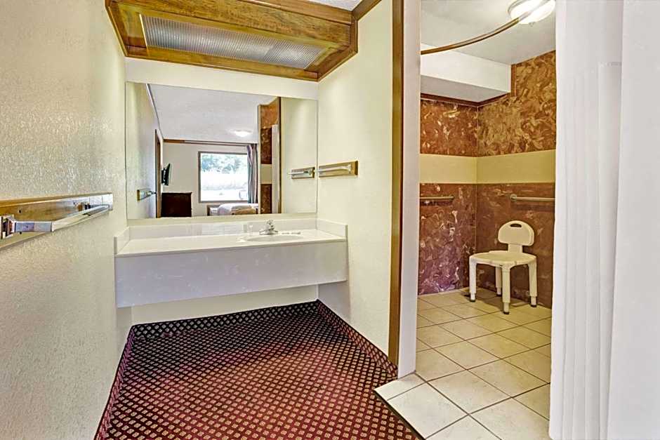 Travelodge by Wyndham Sellersburg / Louisville North