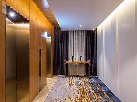 Executive Room, Guest room, 1 King, City view, High floor