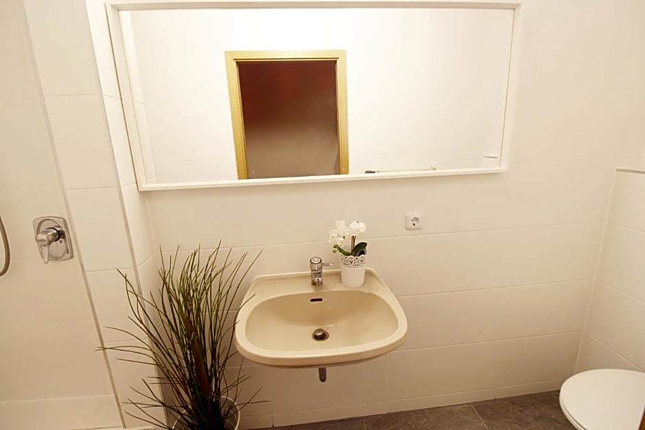 Hotel Ulm Zentrum - Komplettes Zimmer, Hochbett, Android TV & eigenem Bad - perfekt für Familien & Gruppen