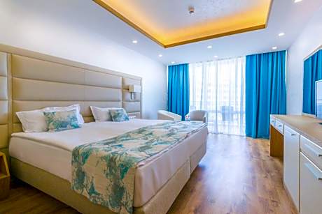 Twin Room with Balcony and side Sea View