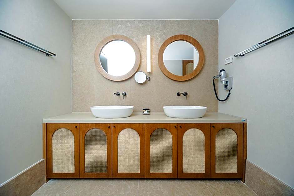 Infinity Hotel & More