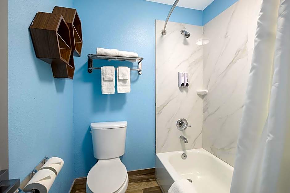 HomeTowne Studios by Red Roof Orange, TX