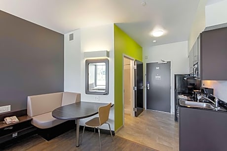 Deluxe Quadruple Room - Non-Smoking