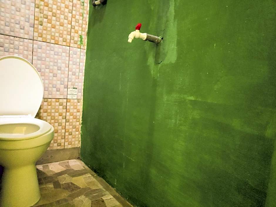 RedDoorz near Pelabuhan Ajibata Parapat