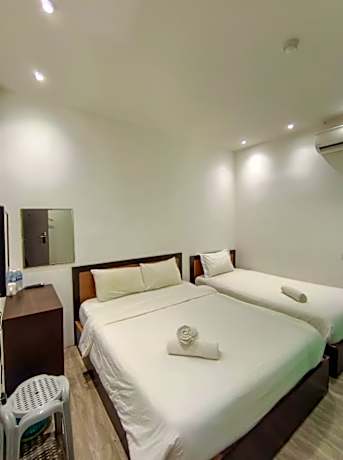 FAMILY QUEEN SINGLE ROOM NO WINDOW