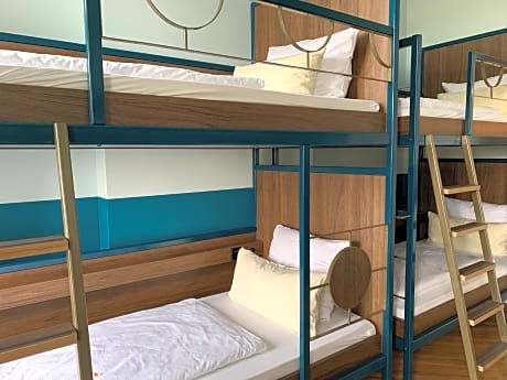 bed in a 6/7 bed mixed dorm