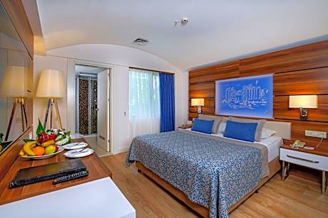 Family Room (3 Adults + 1 Child)