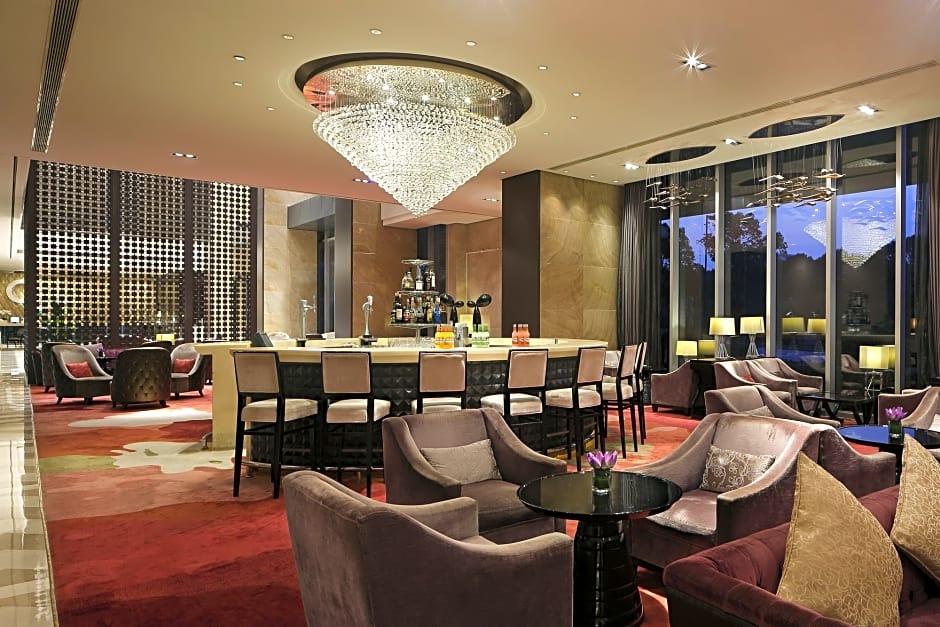 Shanghai pudong airport hotel. Пудонг интернешнл. Shanghai pudong airport. Shanghai pudong airport hotel. Ramada by wyndham shanghai pudong 4*.