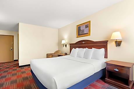 1 KING BED,MOBILITY ACCESSIBLE,BATHTUB,NSMK,CONTINENTAL BREAKFAST