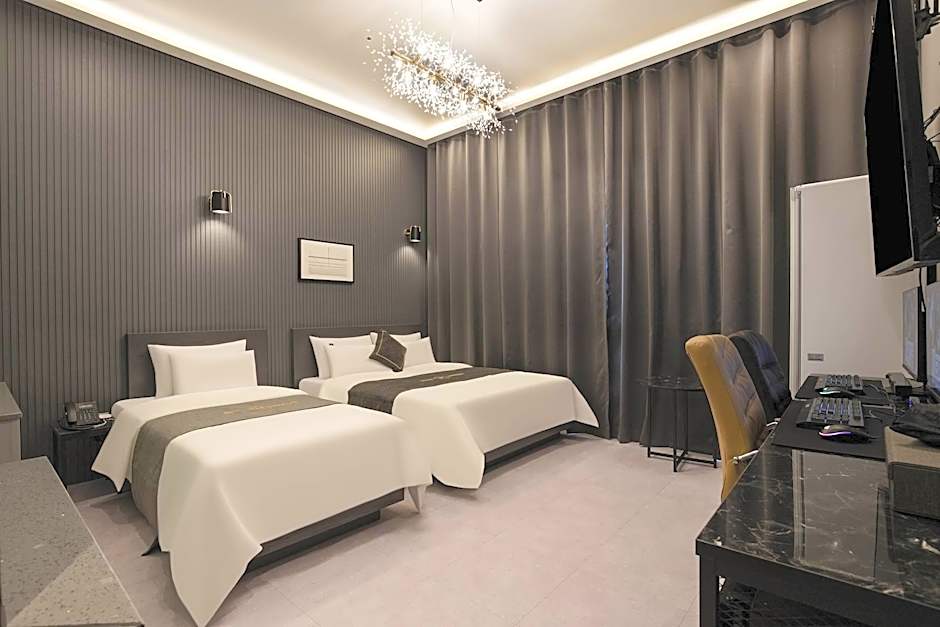 Hotel Hermes at Yongin Everland Station