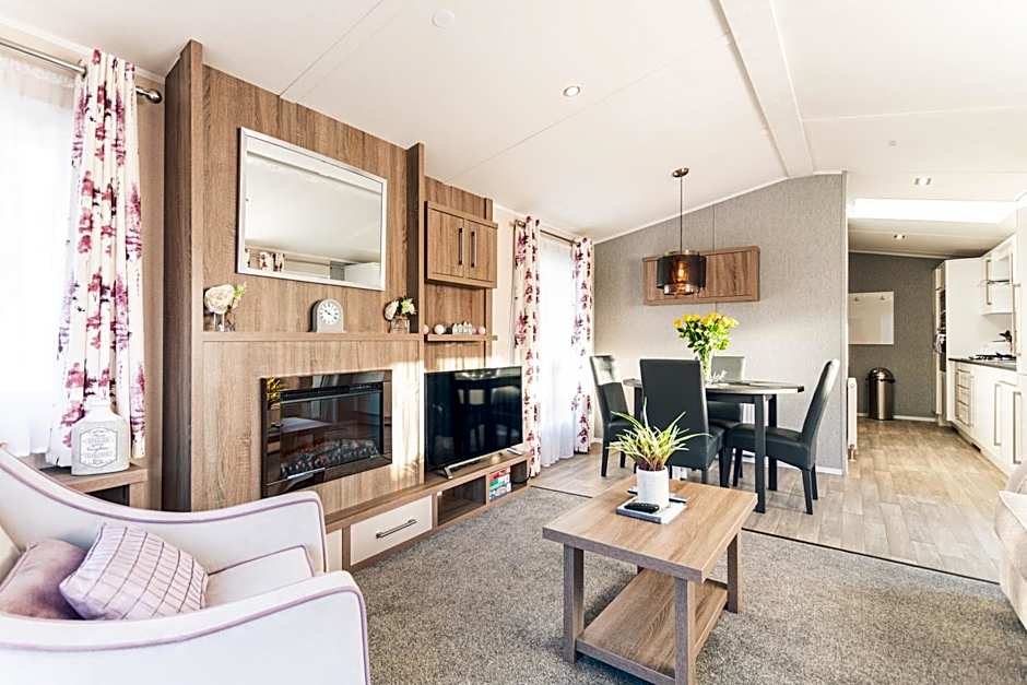 Lakeshore Lodge with Hot Tub