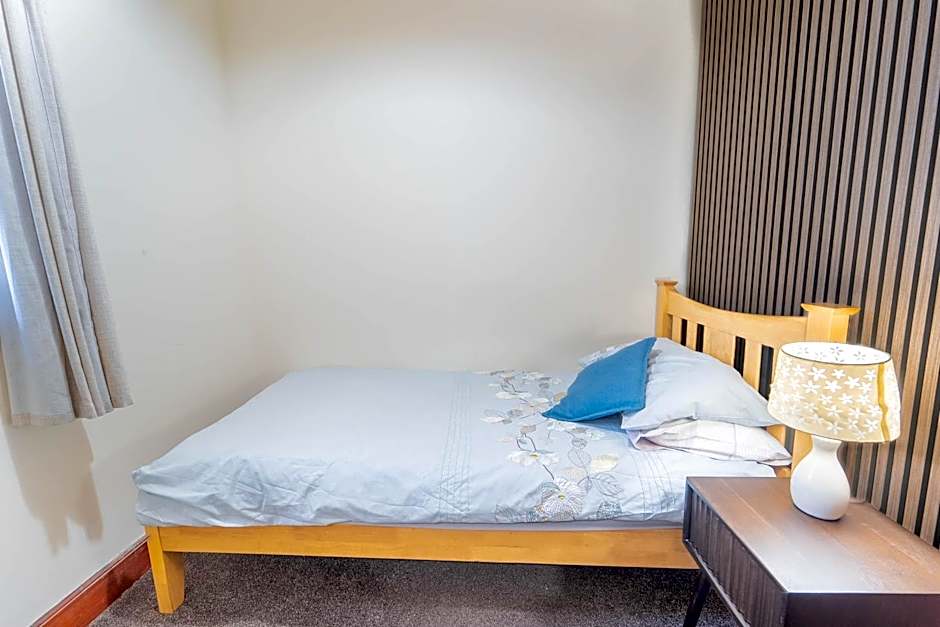 Prime location rooms in high street