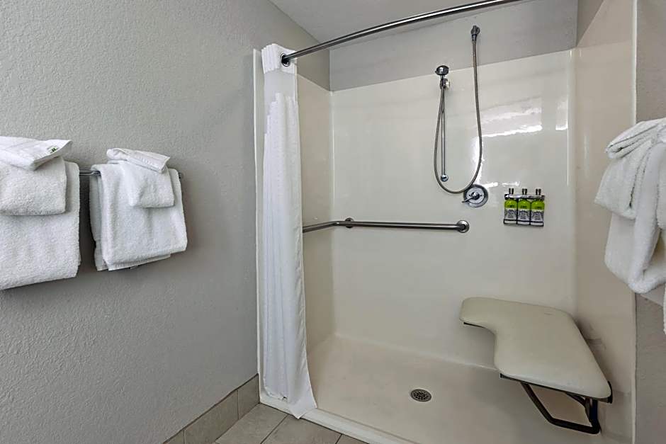Holiday Inn Express & Suites Petoskey by IHG
