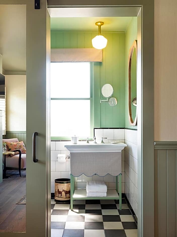 Le Petit Pali at 8th Ave