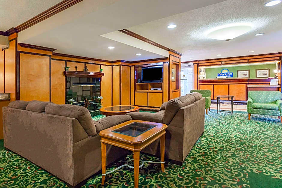 Days Inn & Suites by Wyndham Warren
