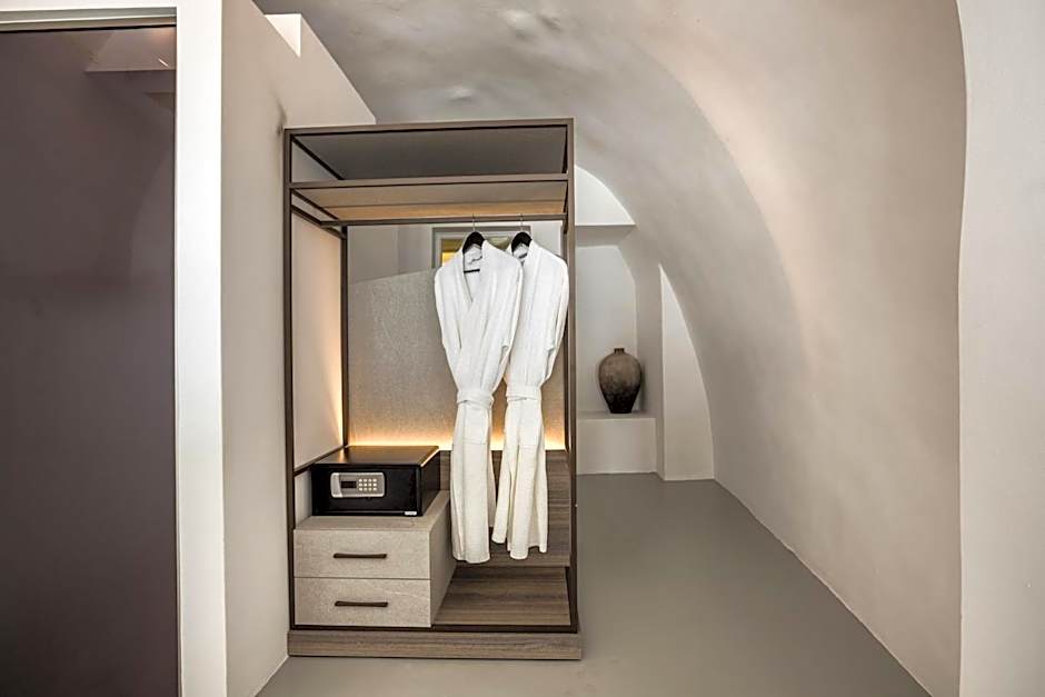 Sun Rocks Boutique Hotel - Caldera View Suites & Sunset Dining Experience