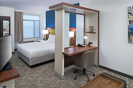 King Suite with Tub - Mobility Accessible