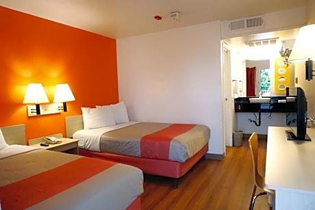 Deluxe Quadruple Room - Non-Smoking