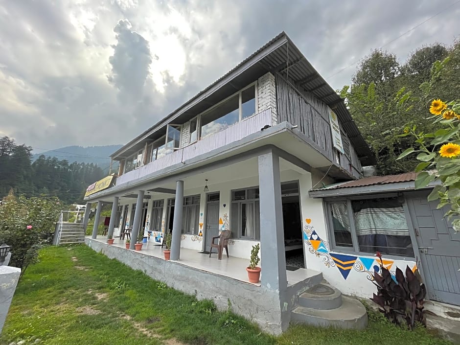 Young Monk Hostel & Cafe Manali
