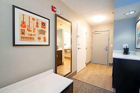 King Room with King Bed - Non-Smoking