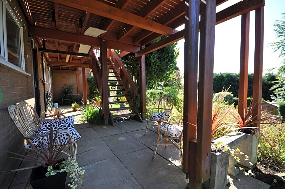 The Garden Apartment, Near Airport & City