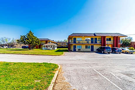 Castle Inn & Suites By OYO Chickasha