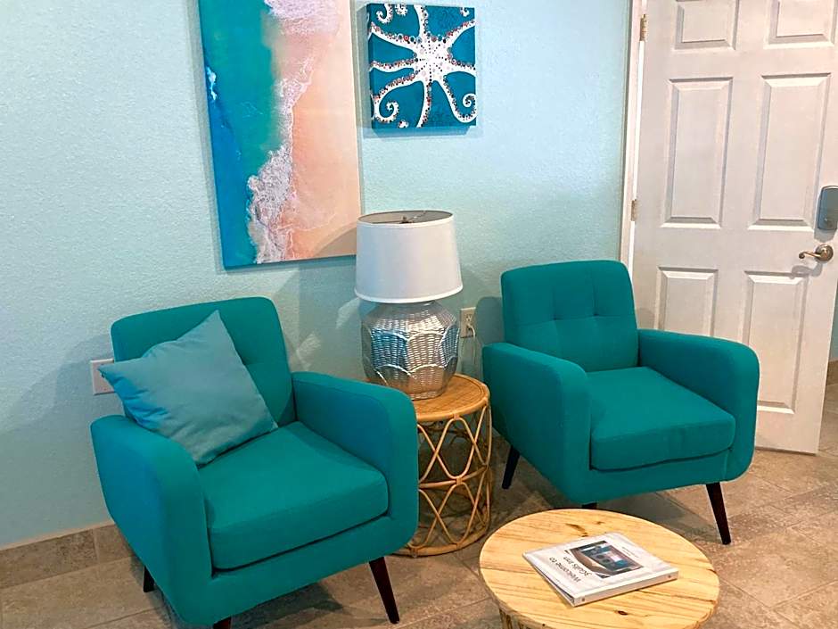 3Gulls Inn Ozona-Boutique Hotel-Steps from Restaurants & Brewery-SwimSpa Pool-Pet Friendly