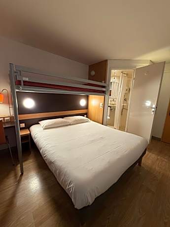 Triple Room with 1 Single Bed and 1 Double Bed