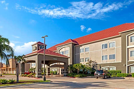 La Quinta Inn & Suites by Wyndham Mercedes Outlet Mall
