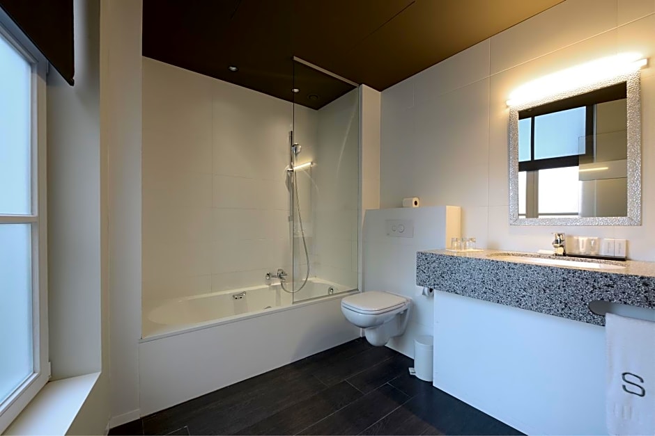 Square Hotel