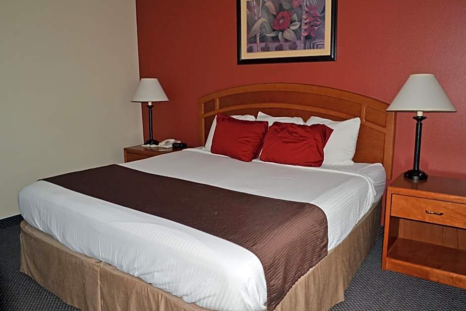 Paola Inn and Suites